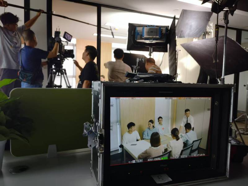 普格县TVC拍摄公司：科技产品视觉化大师，诠释未来感与功能美学